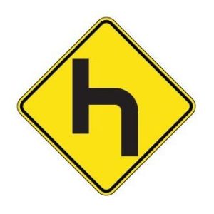 Intersection en T après un virage à 90° à droite