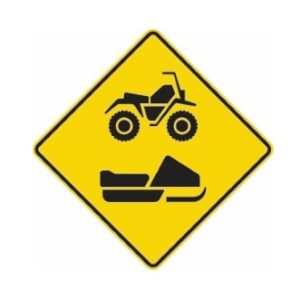 Passage rapproché de motoneiges et de véhicules tout terrain