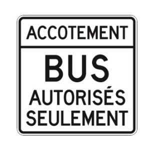 Circulation permise sur accotement pour autobus autorisés seul.