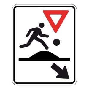 Passage pour enfants près d'un terrain de jeux sur dos d'âne allongé